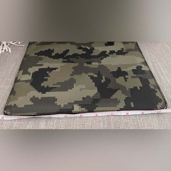 ⭐️Givenchy⭐️Digital Camo Print Zip Pouch/Clutch⭐️Always Authentic⭐️SO CLEAN⭐️ - Picture 9 of 11
